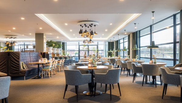 Gezellig zitgedeelte in het buffetrestaurant met moderne inrichting en sfeervolle verlichting.